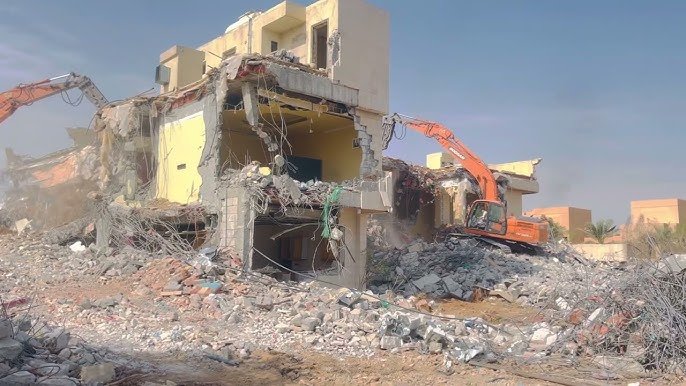 هدم مباني قديمة بسرعة وأمان كامل